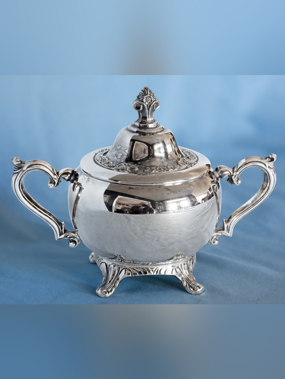 Beautiful W.M Rogers Silverplate Handled Sugarbowl With Lid. Made In USA